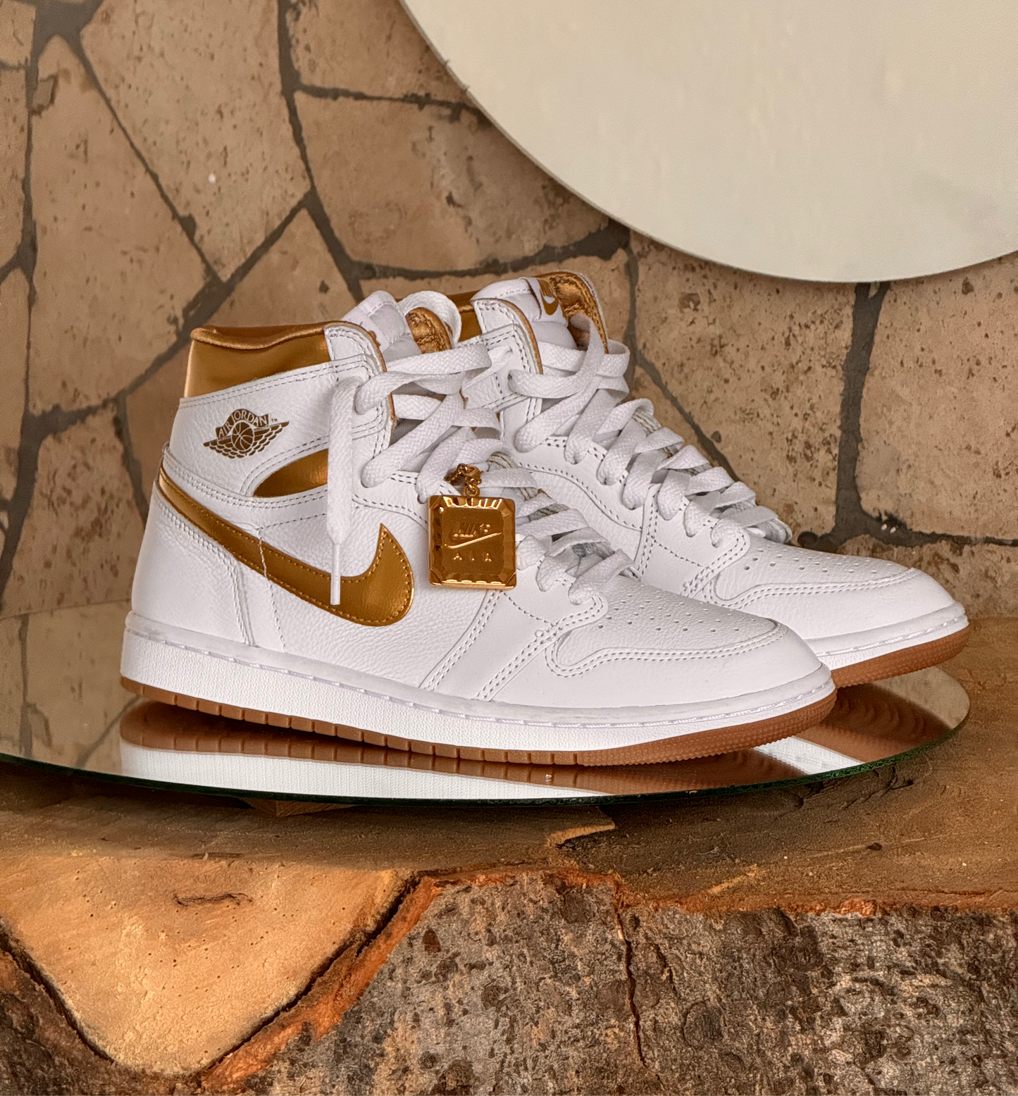 NIKE AIR JORDAN 1 RETRO HIGH OG METALLIC GOLD